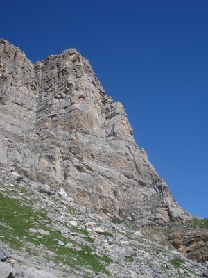 Piler E du Grand Marchet (au centre, de face) ; la ligne de rappel est dans le dièdre de gauche Piler E du Grand Marchet (au centre, de face) ; la ligne de rappel est dans le dièdre de gauche