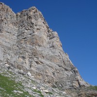 Piler E du Grand Marchet (au centre, de face) ; la ligne de rappel est dans le dièdre de gauche