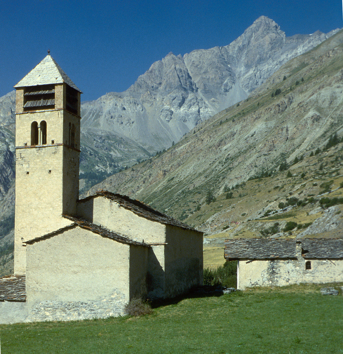 Eglise de Maurin et versant Ubaye de la Font Sancte
