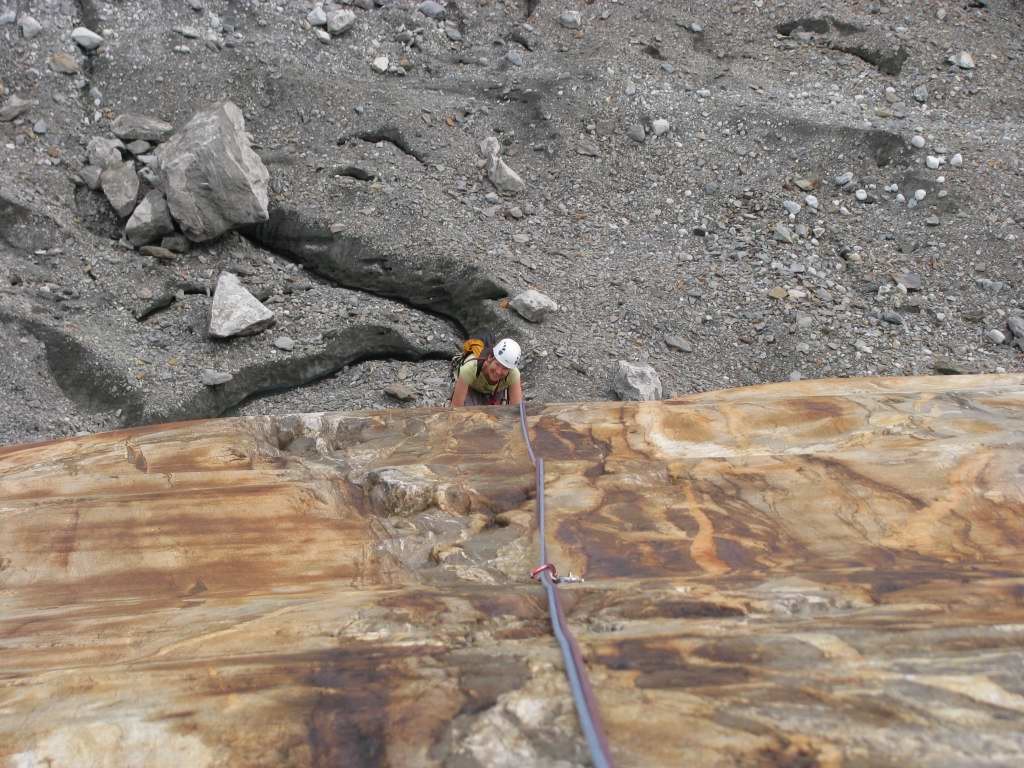 Dalle colorée sur fond de glacier rocheux
