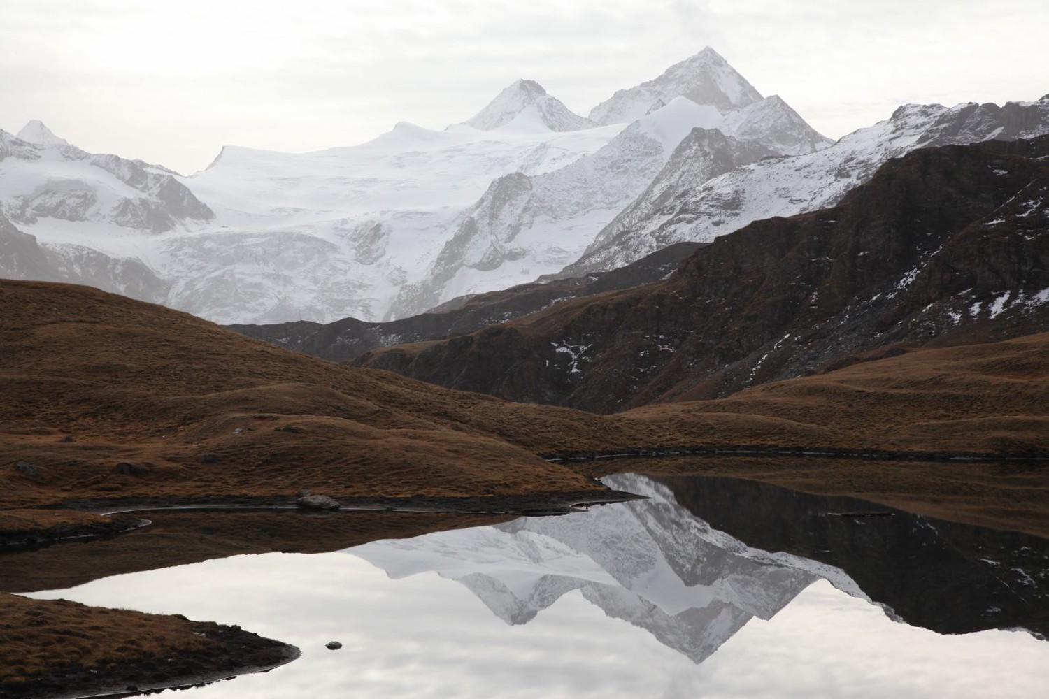Reflet dans le lac des Autannes :Dent Blanche, Grand Cornier et Obergabelhorn