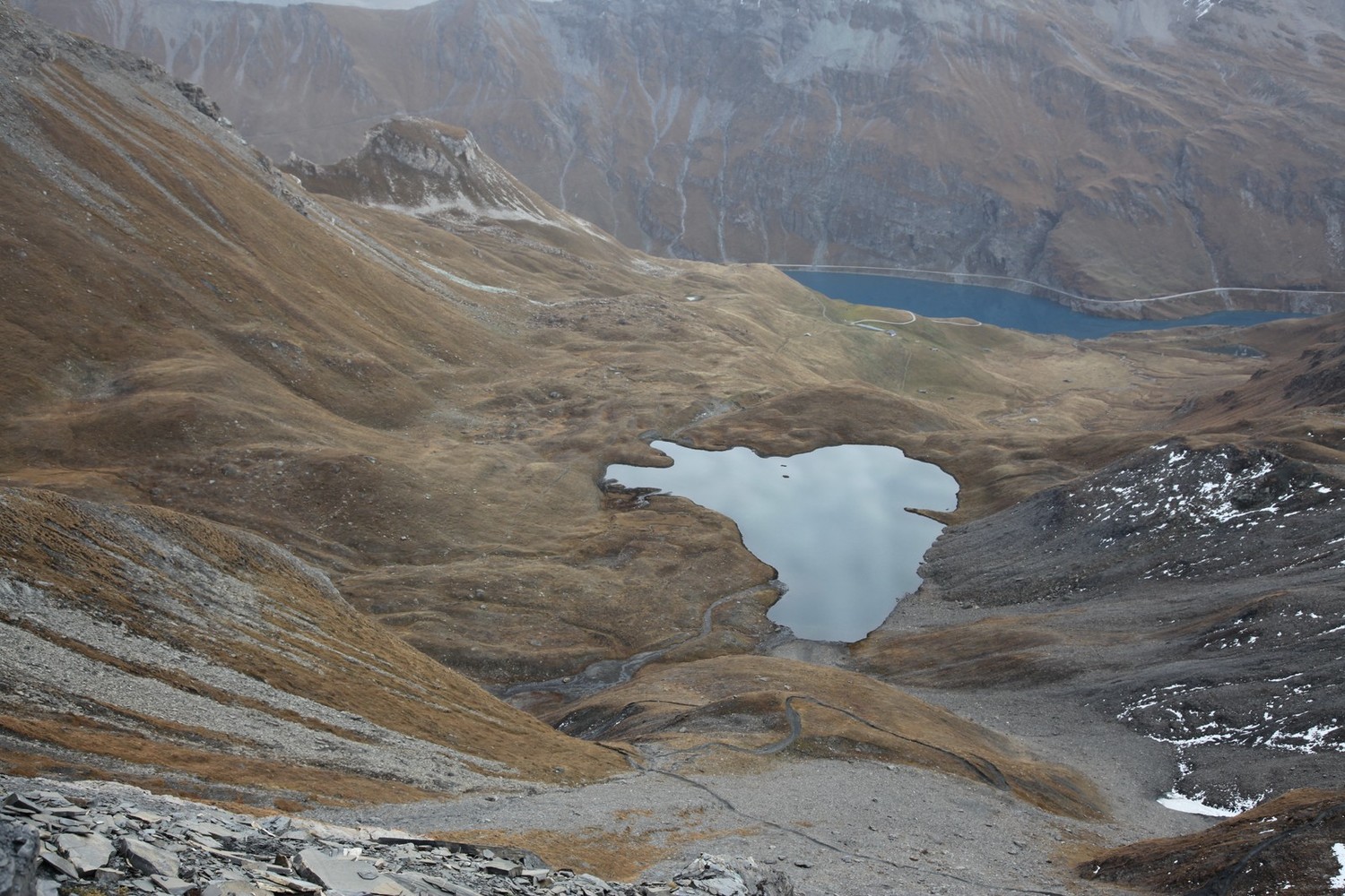 Depuis le col Torrent, vue sur le lac des Autannes et le barrage de Moiry
