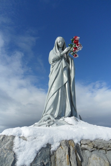 la vierge m'offre des fleurs que je ne mérite pas