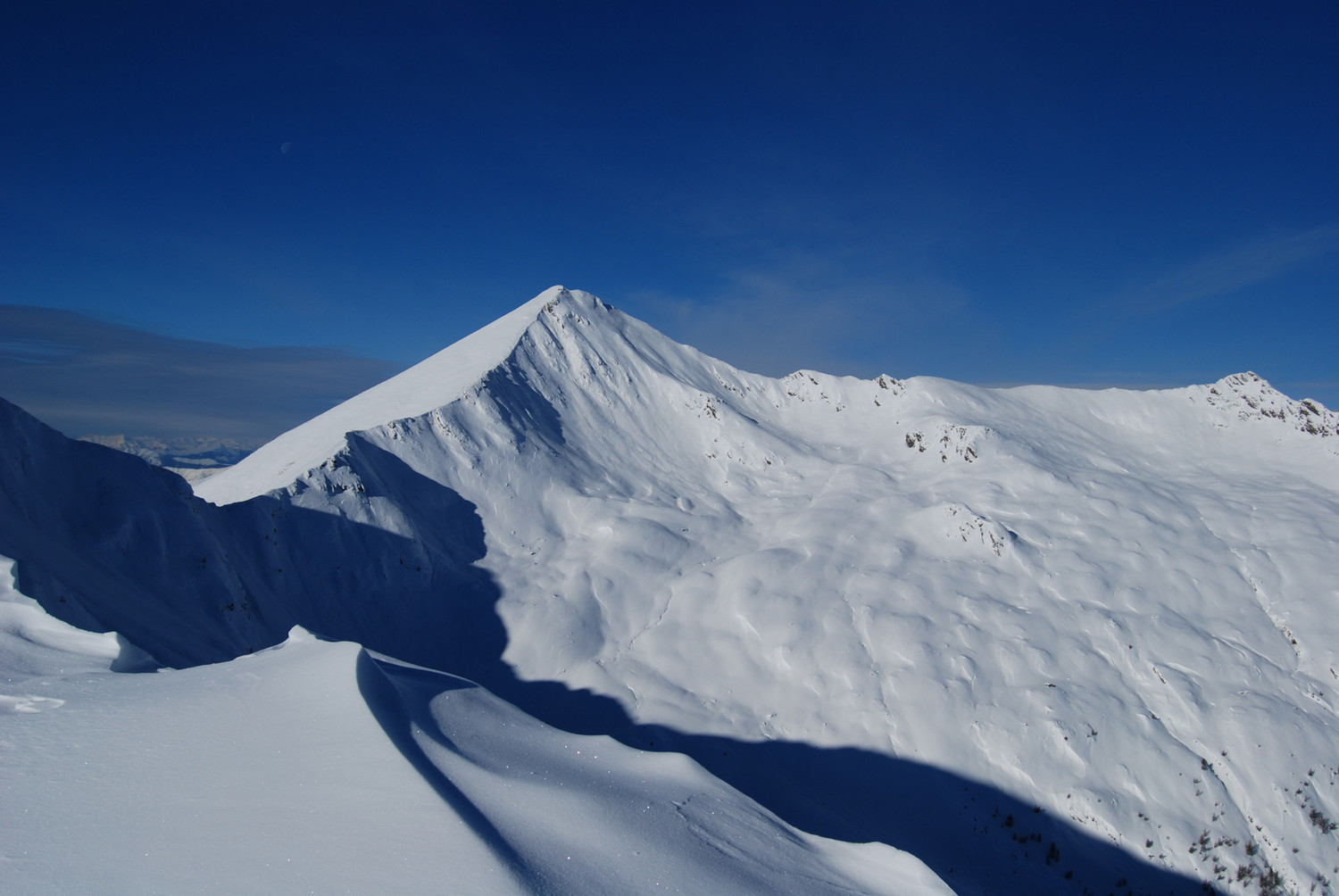 Il Monte Rotondo 2496 m dalla panoramica dorsale NE del Monte Colombana.