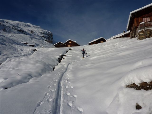 Salendo al Piz Tarantschun.In vista delle baite più alte dell'alpe Dumagns(m 1812)