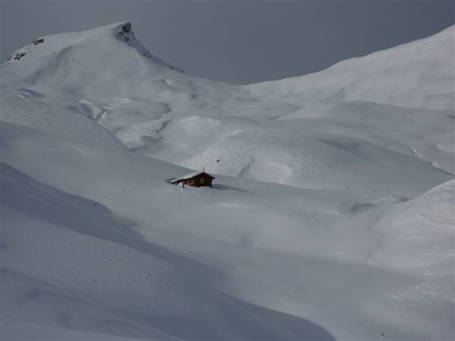 Salendo al Piz Tarantschun. La cima vista da sopra l'alp Tumpriv, quota 2300 ca.Visibile sulla destra il Carnusapass.