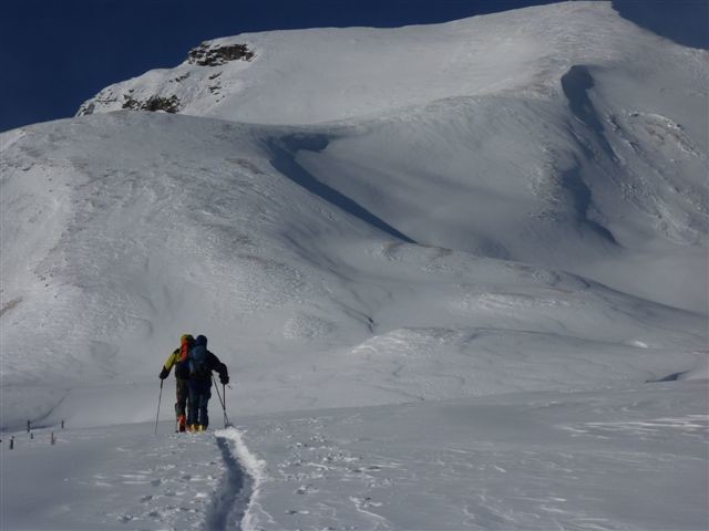 Salendo al Piz Tarantschun. Sotto la pala finale(visibile l'azione del vento).