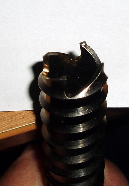Broche à affuter - bourrelets de matière sur le haut de la broche.