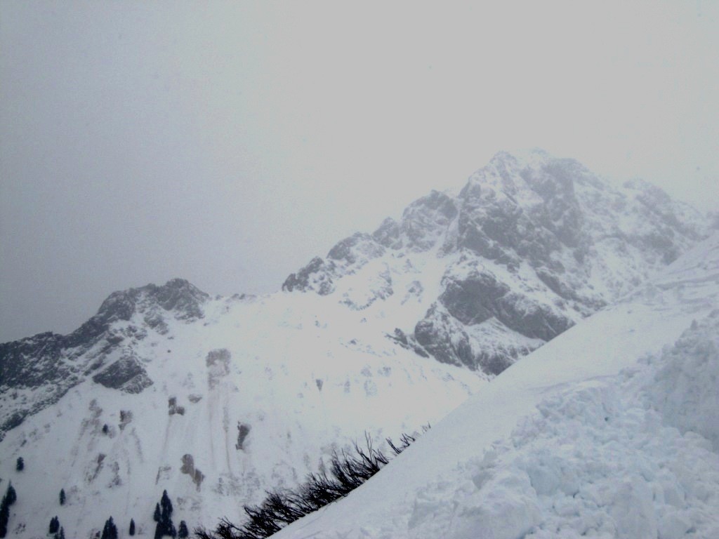 La neige envahit la Dent d'Oche