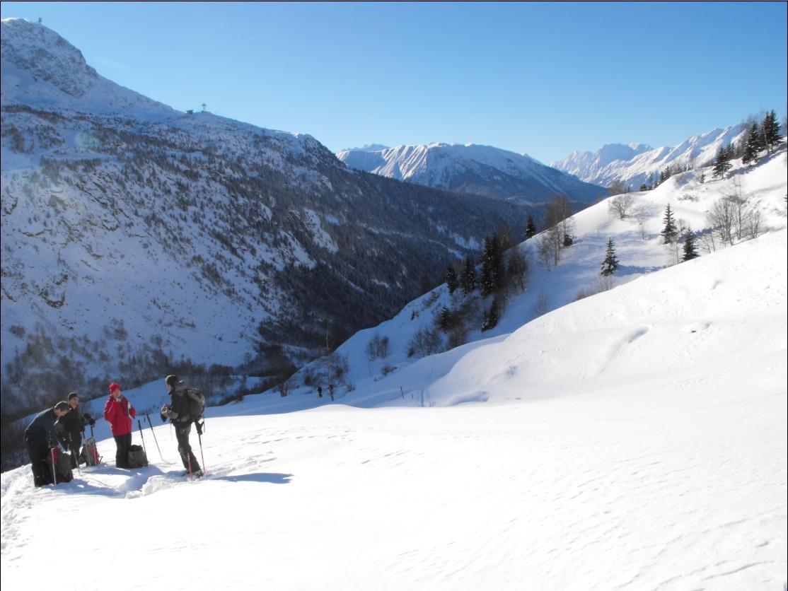Vue vers la vallée à l'arrivée du soleil