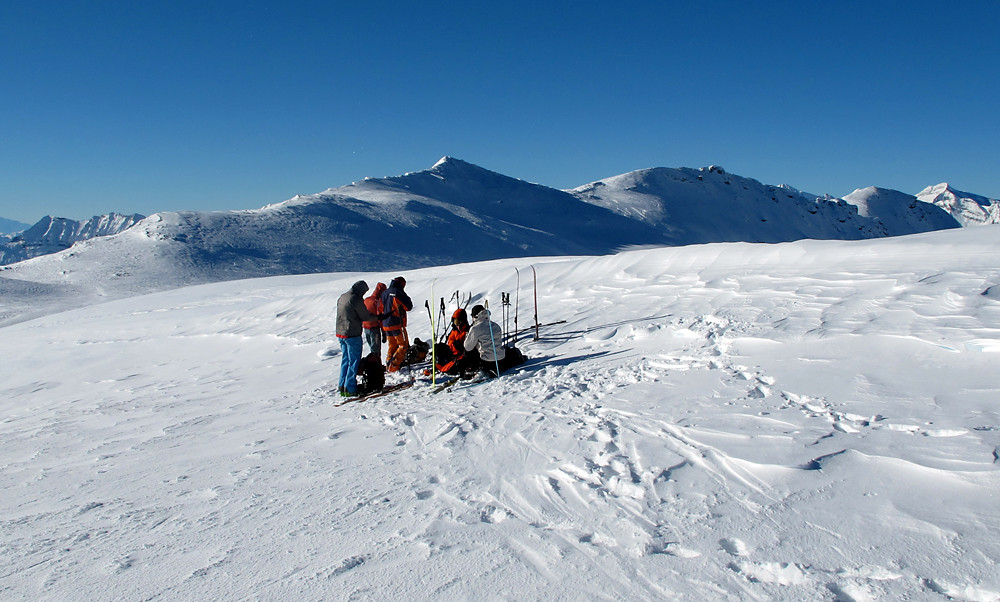 sull'ampia vetta del M. Bardan. Sullo sfondo la Cima di Barna 2862 m