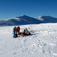 sull'ampia vetta del M. Bardan. Sullo sfondo la Cima di Barna 2862 m 