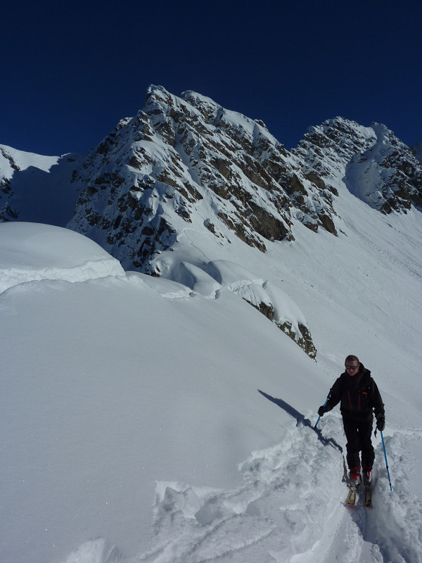 Arrivée à la crête, déjà tracée par les chamois