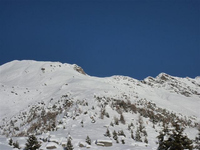salendo alla Cima di Piancabella, l'alpe di Prou con vista sulla parte alta dell'itinerario