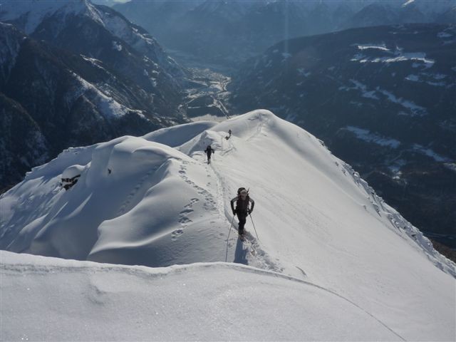 salendo alla Cima di Piancabella,sulla cresta finale dopo la croce