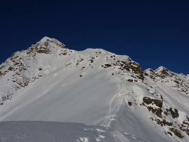 salendo alla Cima di Piancabella,il tratto di cresta finale con la cima