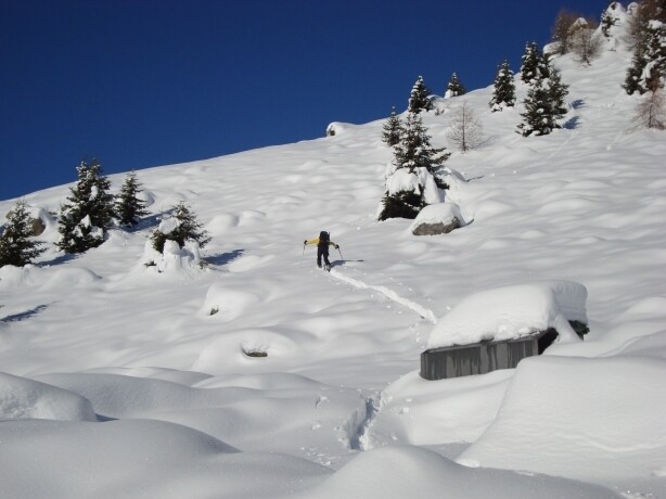 salendo alla Cima di Piancabella,tracciando poco sopra il rif. Alpe di Prou