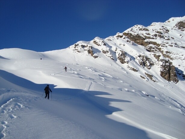 salendo alla Cima di Piancabella, sui pendii ad E del tratto finale di cresta ben visibile contro il cielo.