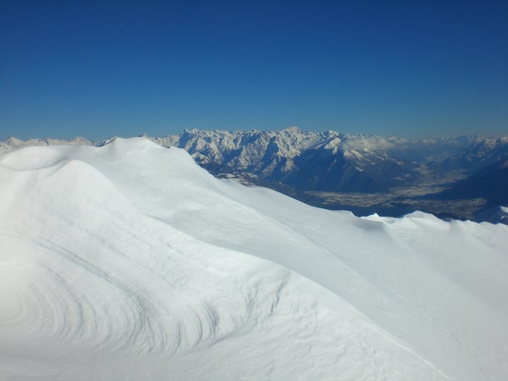 CORNICI sullo sfondo la Valtellina