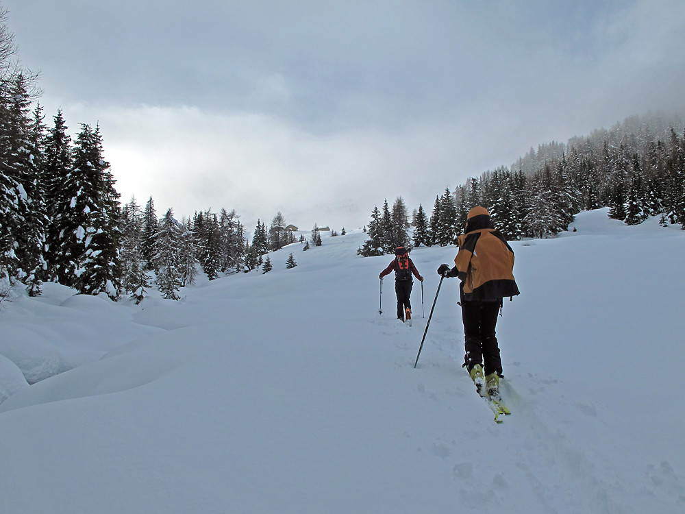 superato Pradel, si cominciano ad intravedere le baite dell' Alpe d' Ur