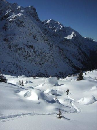 approche,en arriere plan la pointe du sifflet