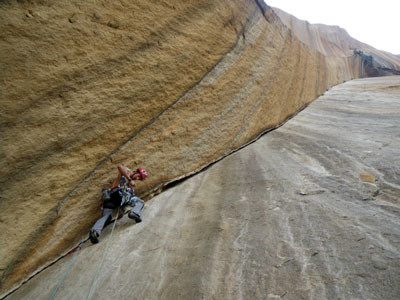 fissures au Groote Spitzkoppe, Namibie