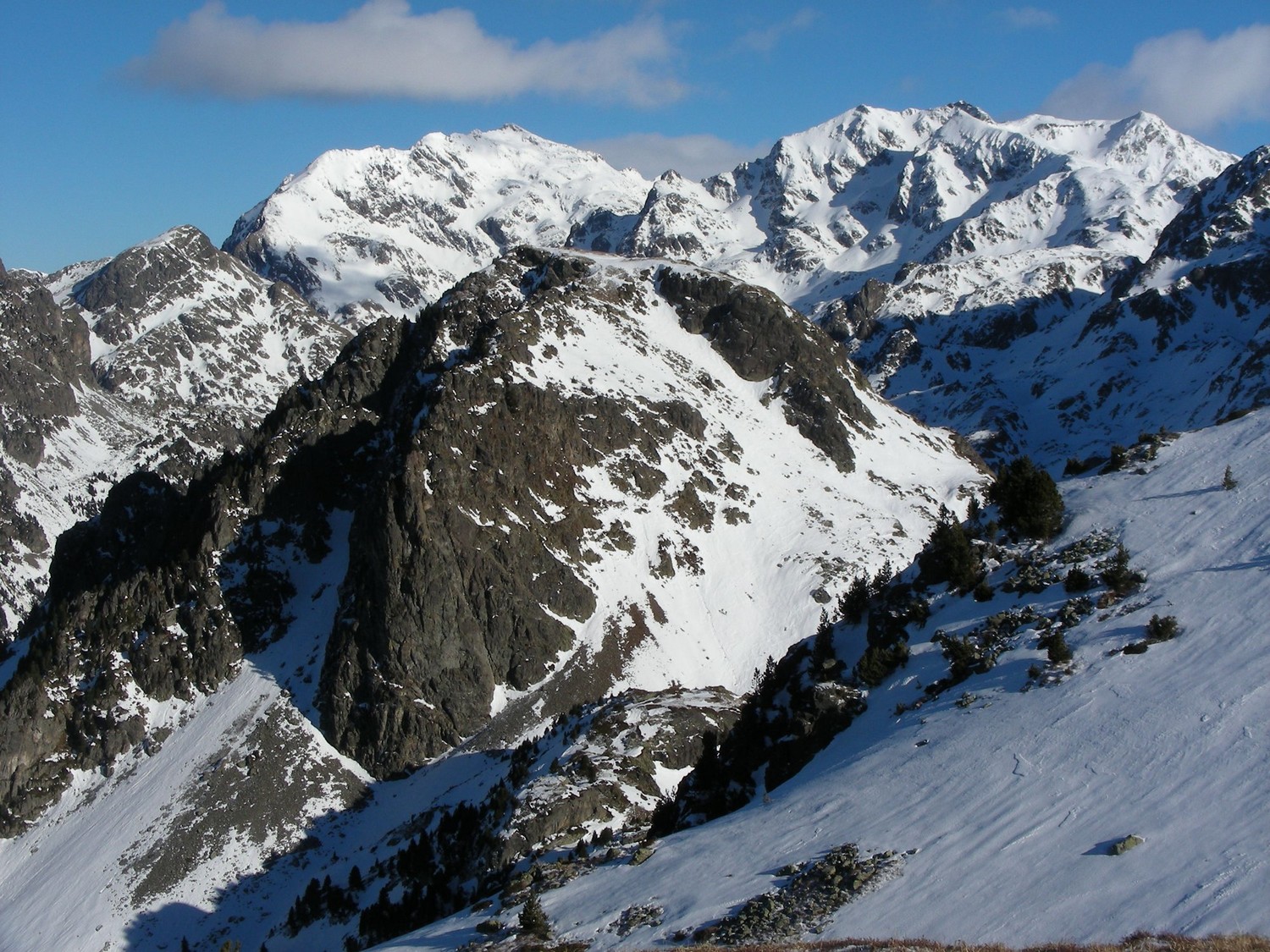 Grand Eulier (versant S) et Belledonne à la sortie de la goulotte du chien