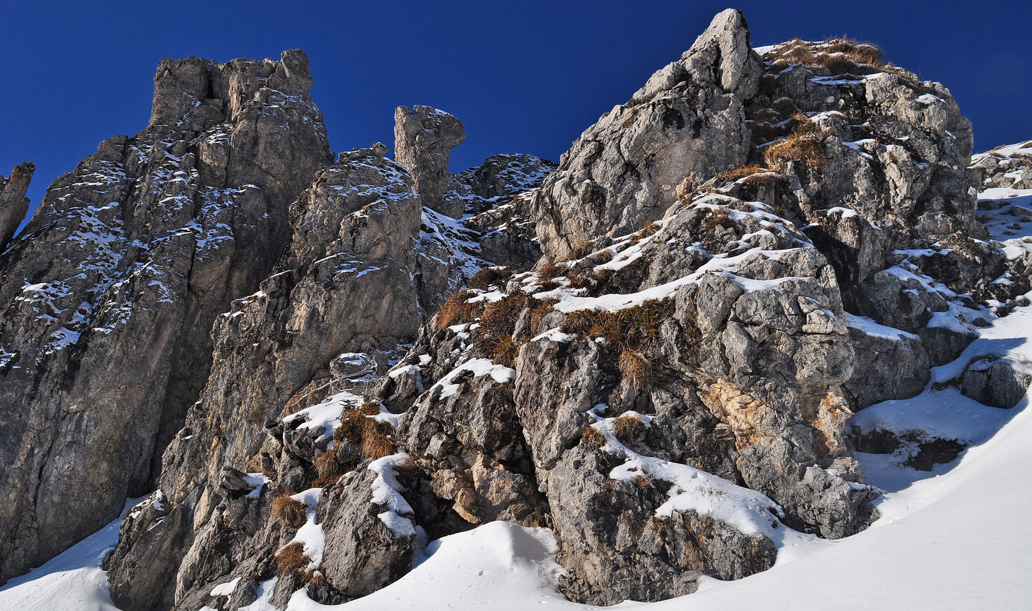 Sous les falaises E de Chalune
