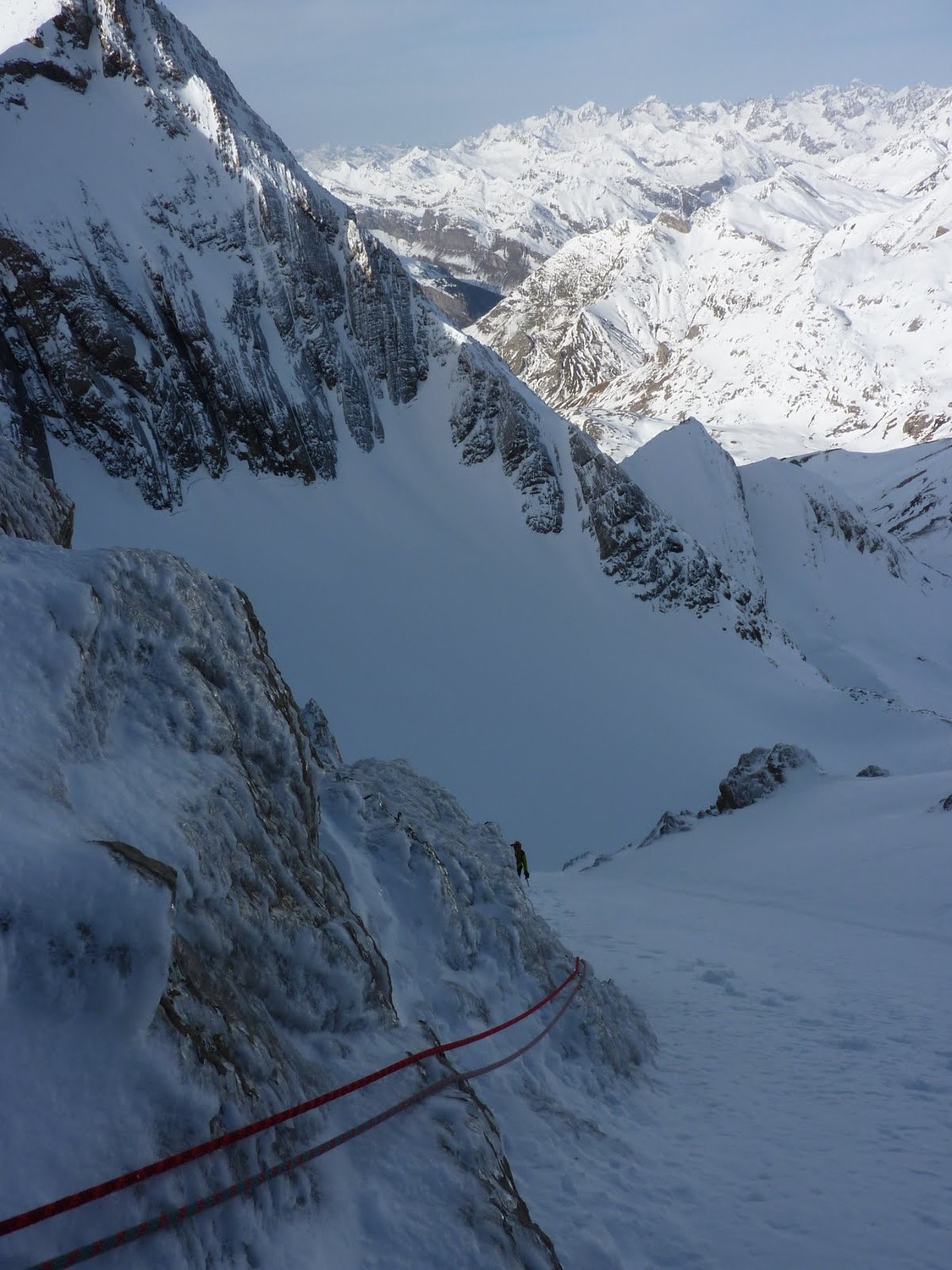 dans le couloir (vers la moitié)