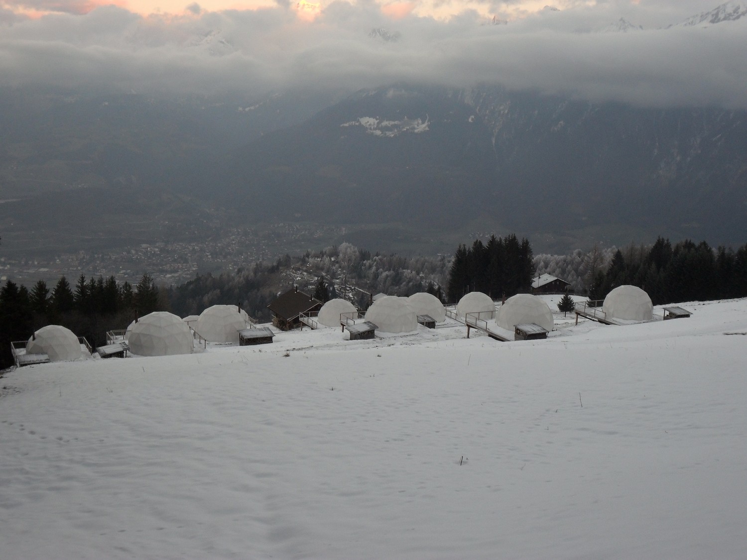 Drôles d'habitations aux Cerniers