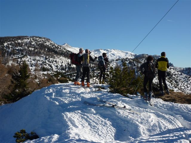 Salendo al Monte Testo(in secondo piano); il gruppo in cima al Monte Spil.