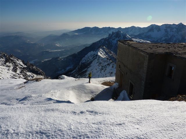 Salendo a Cima Palon,i resti della casermetta sul costone finale.