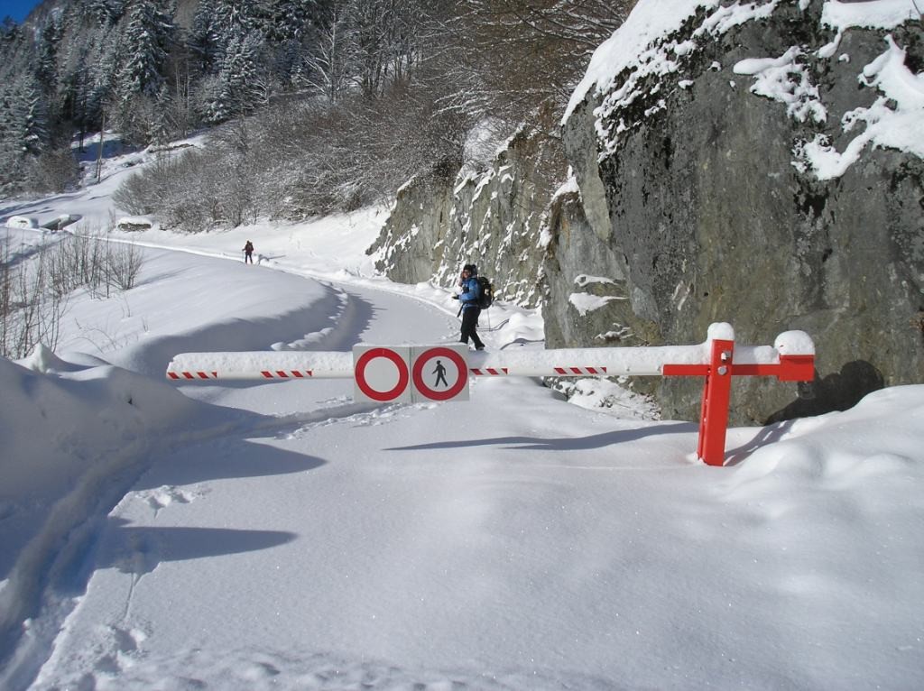 Interdit aux piétons, pas aux skieurs...!!!