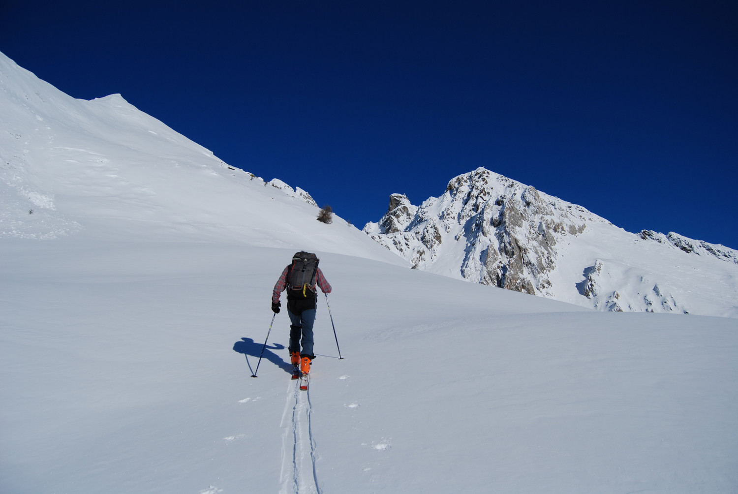Gianluca prima di salire i pendii più ripidi alla Cima Muralta, a destra il Cima Bles 2758 m.