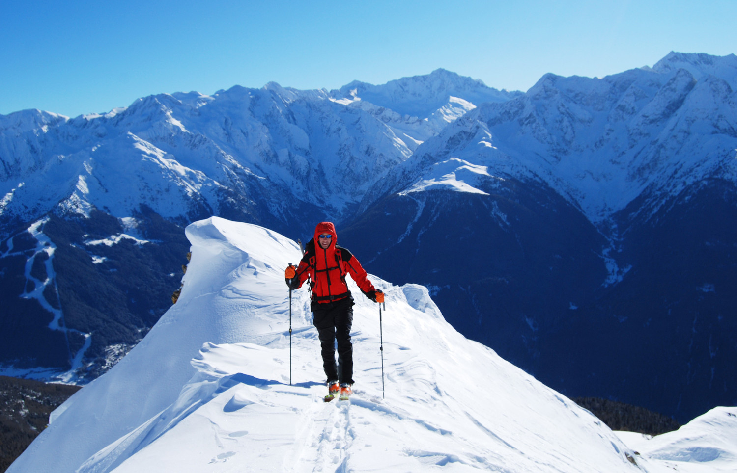 Valentino sulla cresta finale alla Cima Muralta 2521 m, sullo sfondo l'Adamello 3539 m.