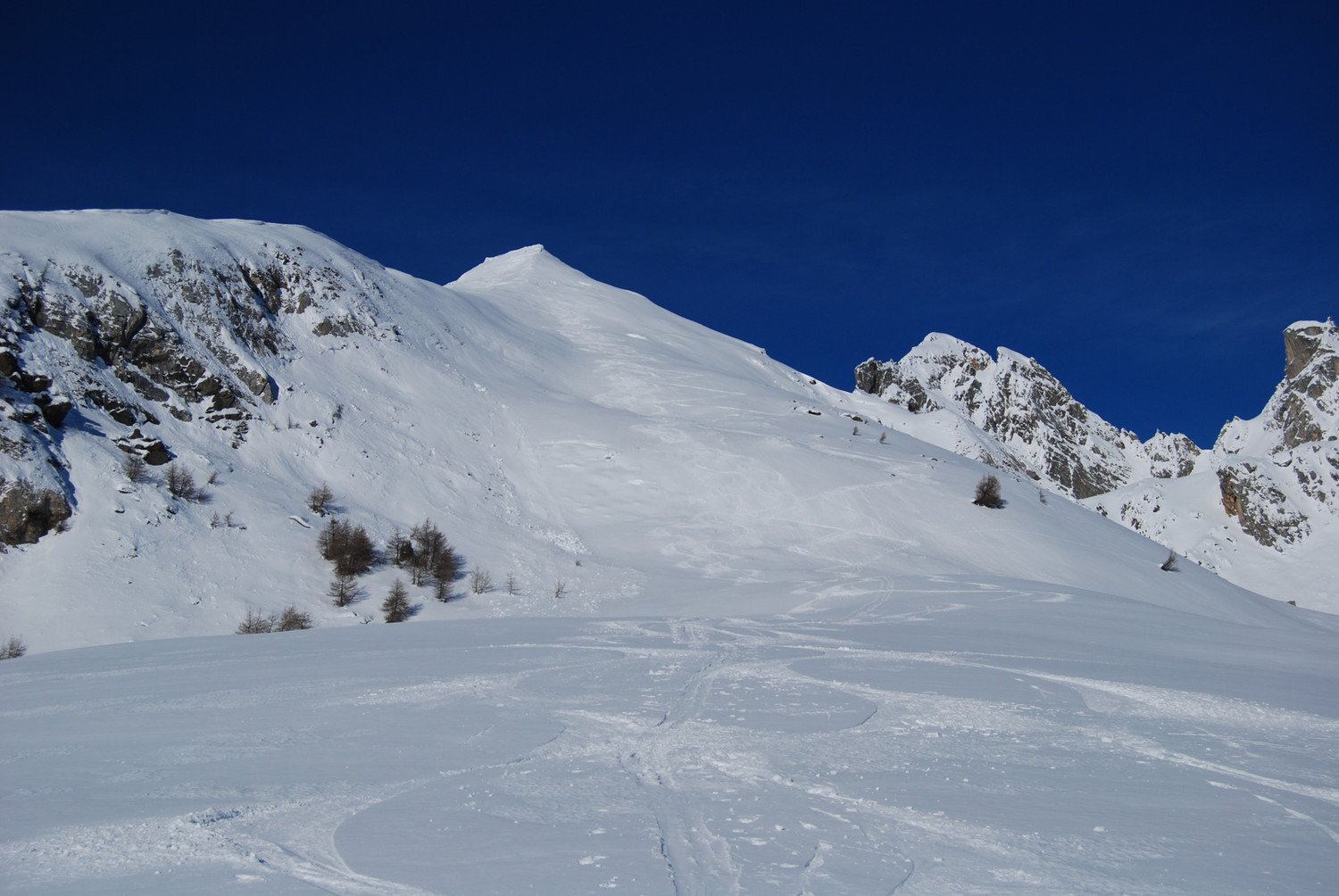 I pendii alla Cima Muralta potenzialmente pericolosi sopra 2350 m, con le nostre tracce.