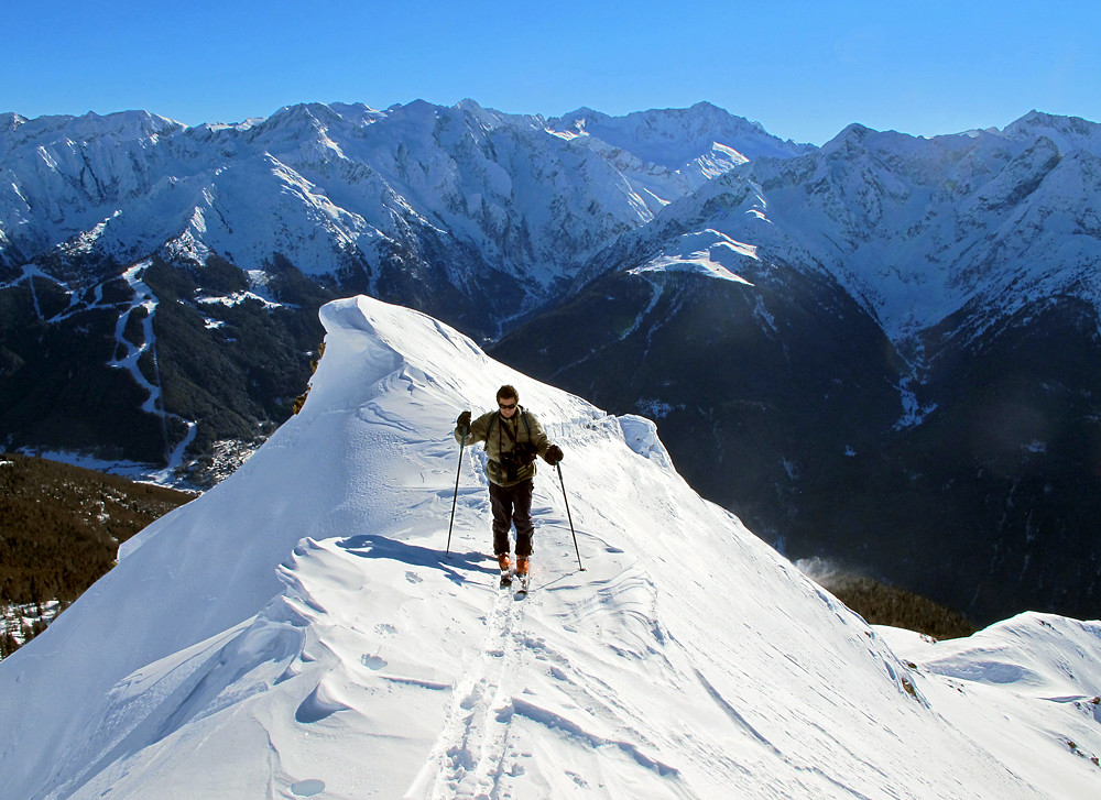 Giovanni affronta il tratto di cresta finale alla Cima Muralta, sullo sfondo dell' Adamello.