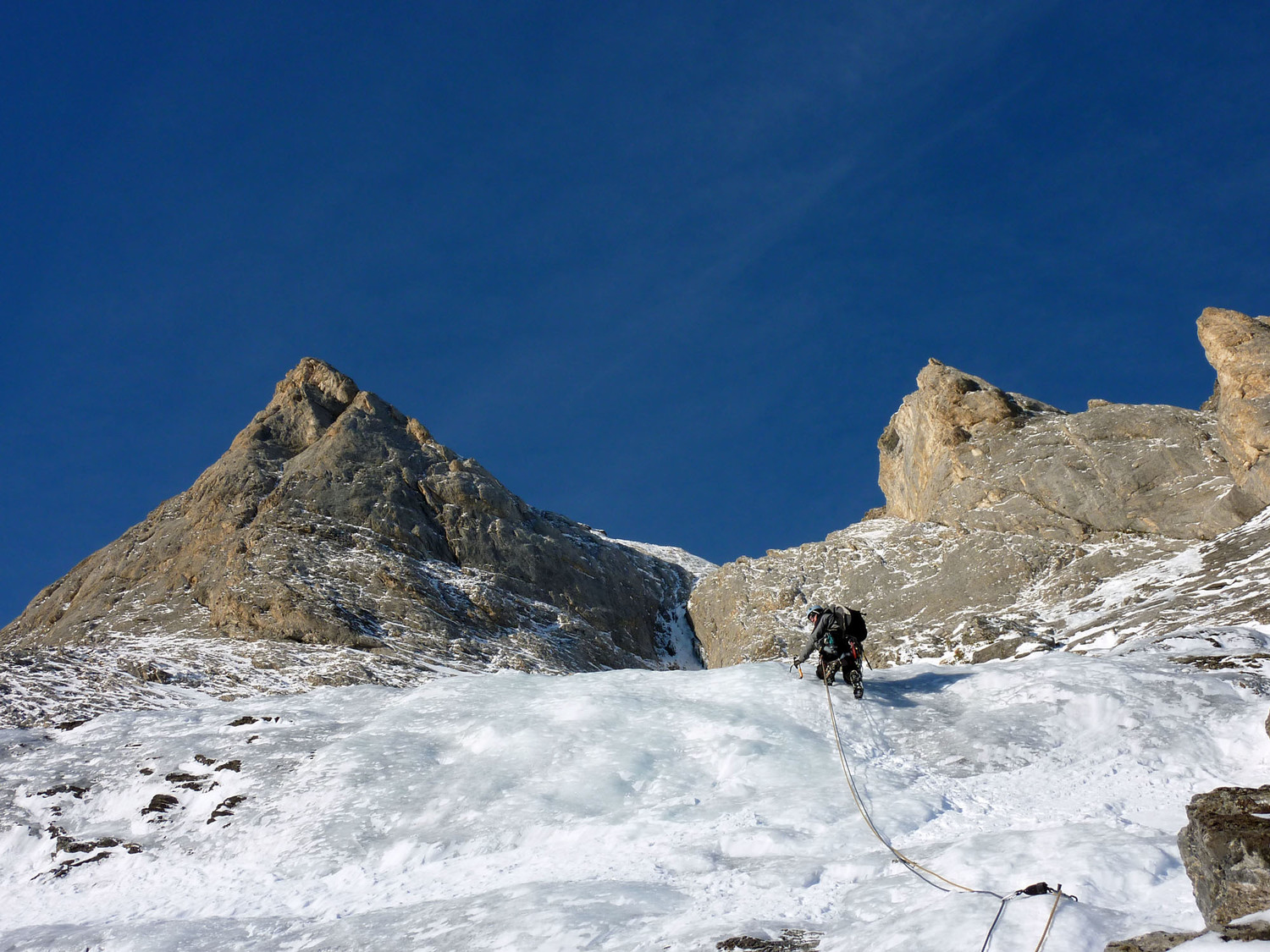 Mounherran - Pointe 2718m - Face Est - Le Corse au soleil sous la section des dalles intermédiaires