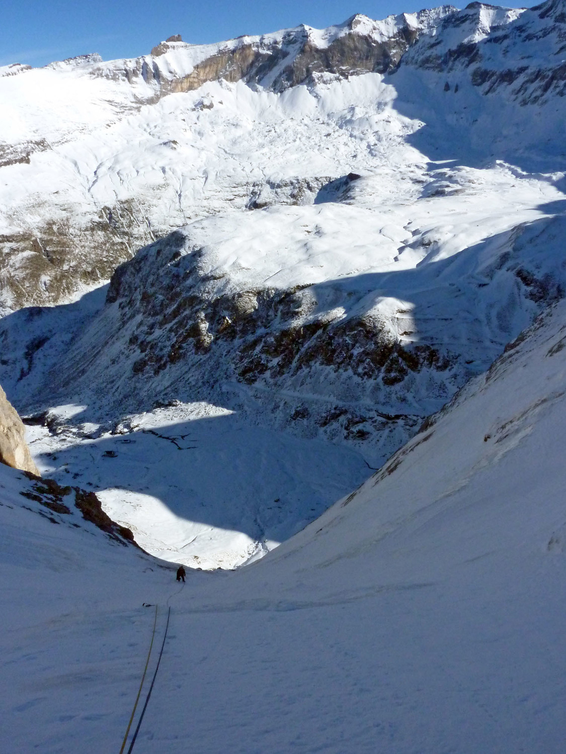 Mounherran - Pointe 2718m - Face Est - Le Corse dans les pentes au-dessus de la goulotte intermédaire