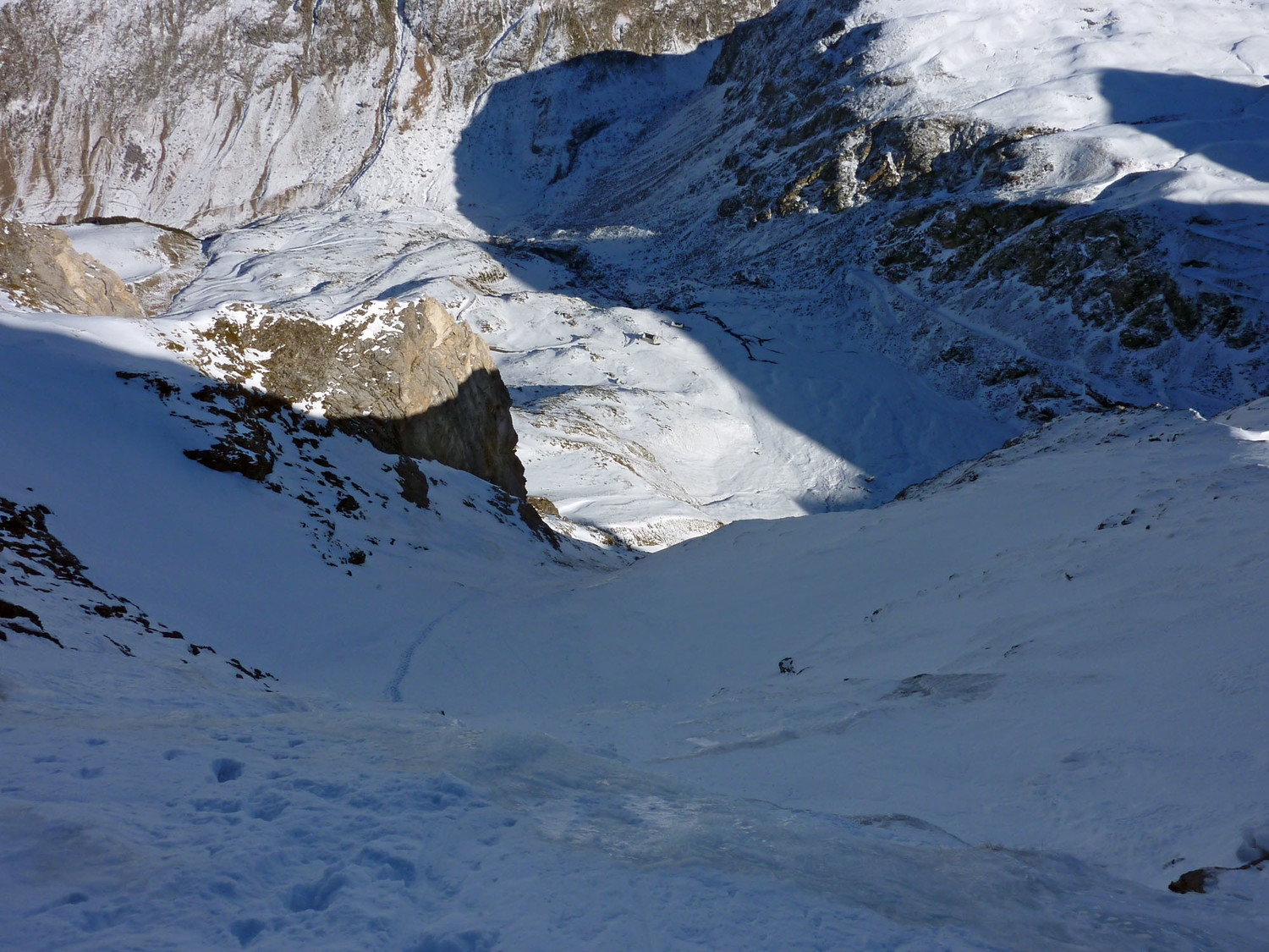 Mounherran - Pointe 2718m - Face Est - Vue plongeante sur la face en haut du couloir dominant la goulotte