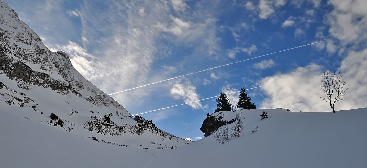 Combe suspendue sous le bleu