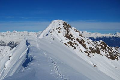 Il Monte Stavello di Pedesina 2416 m con la  breve cresta SW finale.