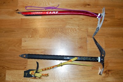 Un Grivel Jorasses et un Camp Corsa Nanotech (manche 58 cm sauf erreur) s'observent
