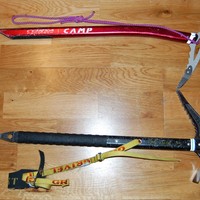 Un Grivel Jorasses et un Camp Corsa Nanotech (manche 58 cm sauf erreur) s'observent