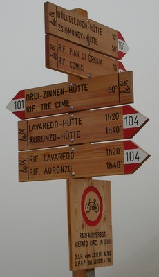 Au col à l'extrémité E de l'arête E du Monte Paterno Au col à l'extrémité E de l'arête E du Monte Paterno