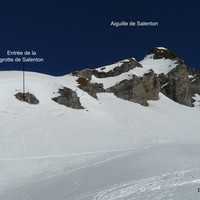 Entrée de la grotte (sous la neige)
