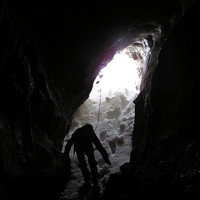 Une grotte dans laquelle on se tient debout