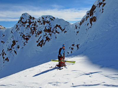 Nadia all'uscita del ripido gradino. Alle sue spalle, ben visibile il colle 3005 m CNS, posto al sommo del Ghiacciaio delle Mine. Nadia all'uscita del ripido gradino. Alle sue spalle, ben visibile il colle 3005 m CNS, posto al sommo del Ghiacciaio delle Mine.
