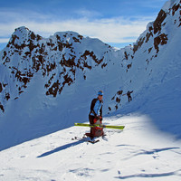 Nadia all'uscita del ripido gradino. Alle sue spalle, ben visibile il colle 3005 m CNS, posto al sommo del Ghiacciaio delle Mine.