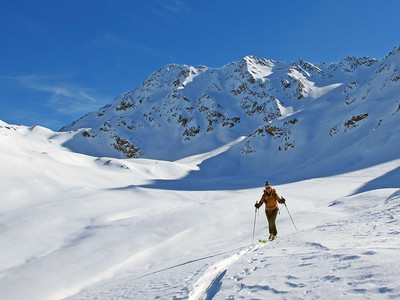Val delle Mine. A sinistra il Colle delle Mine, al centro il Pizzo Zembrasca. Sotto ad esso, lo sbocco del vallone del Ghiacciaio delle Mine. Val delle Mine. A sinistra il Colle delle Mine, al centro il Pizzo Zembrasca. Sotto ad esso, lo sbocco del vallone del Ghiacciaio delle Mine.